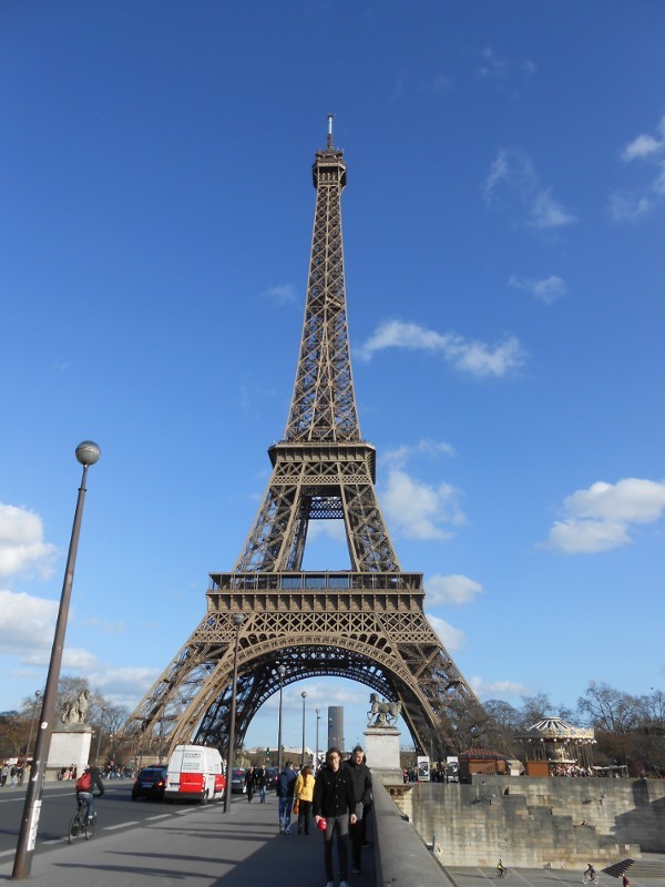 Menara Eiffel di Paris Memang Bikin Jatuh Cinta 