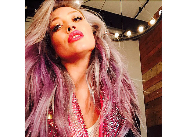 Dalam Sepekan Hilary Duff Ganti Lagi Warna Rambut Jadi Pink Dan Silver