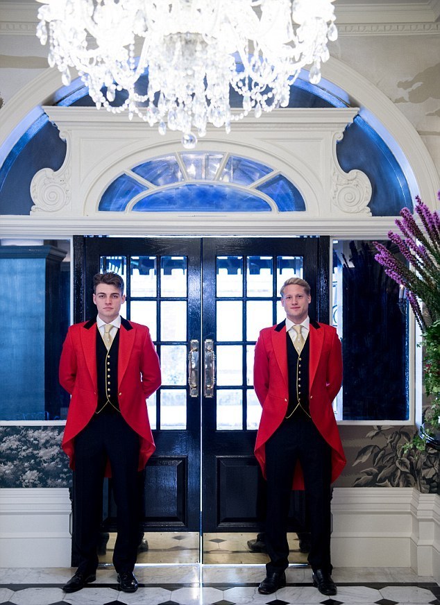 Model? Bukan, Pria Ganteng Ini Pelayan Hotel di London