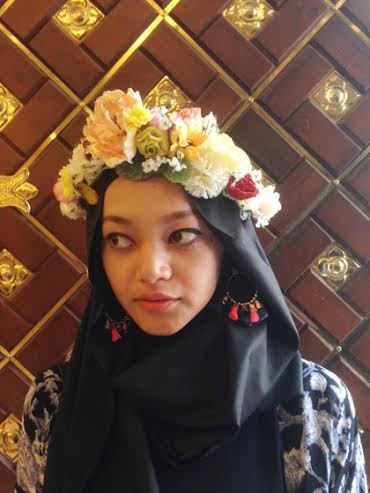 Tren Hijabers Bandung Tampil Unik dengan Mahkota Bunga di 