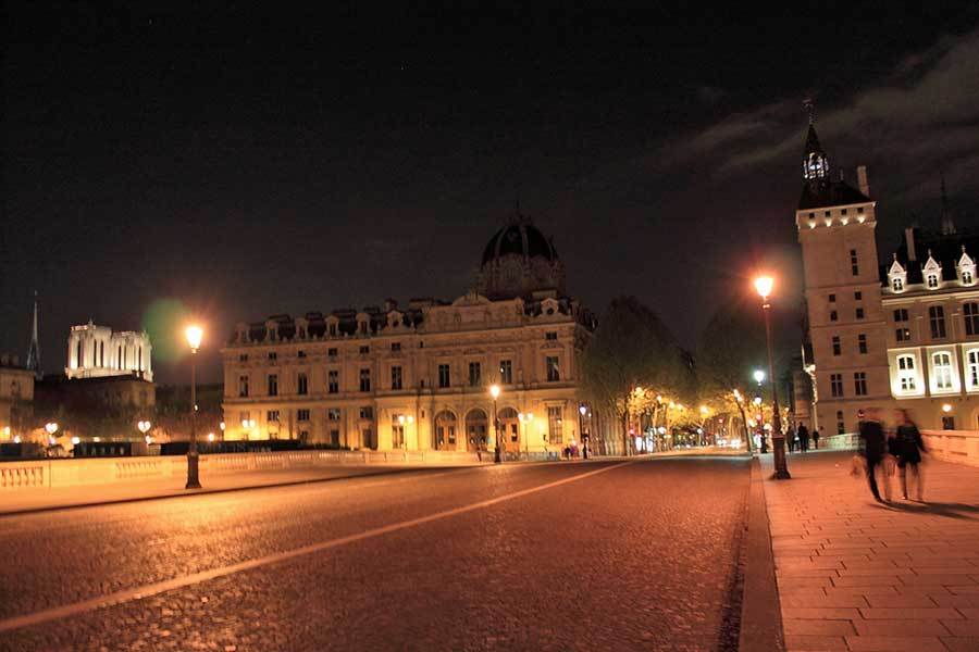 Melihat Paris di Malam Hari Pasti Jatuh Cinta 