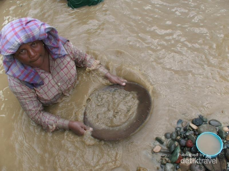 Belajar dari Kegagahan Perempuan Pendulang Emas di Aceh 4