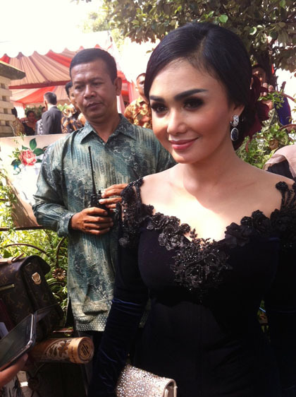 Foto Cantiknya Yuni Shara dengan Kebaya  Beludru di 