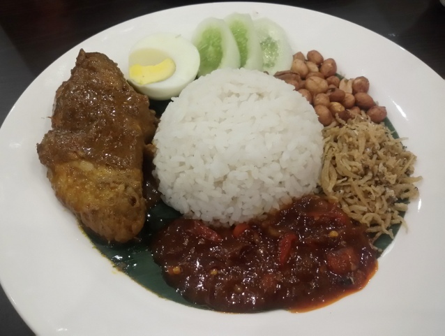 Pappajack Kopitiam Mengudap Nasi  Lemak Komplet dengan Es 