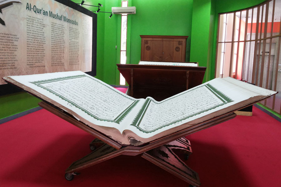 Museum Ini Punya Al Quran Terkecil & Terbesar di Indonesia