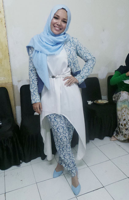 Gaya Fashion Hijab Dewi Sandra - Tutorials Hijab Style