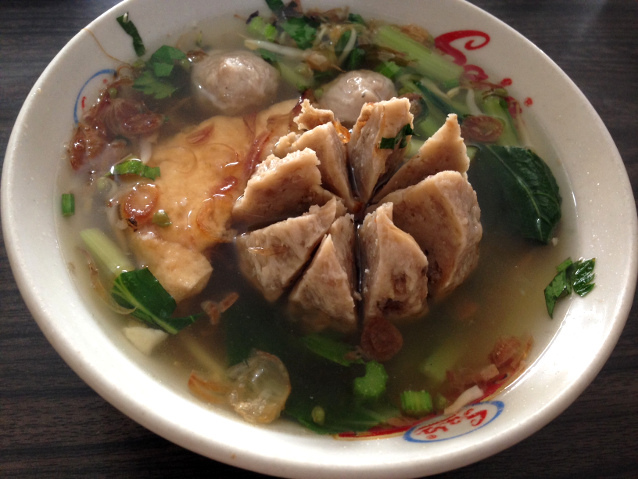 Enaknya Mie Ayam Ceker dan Bakso  Jumbo  Berkuah Hangat