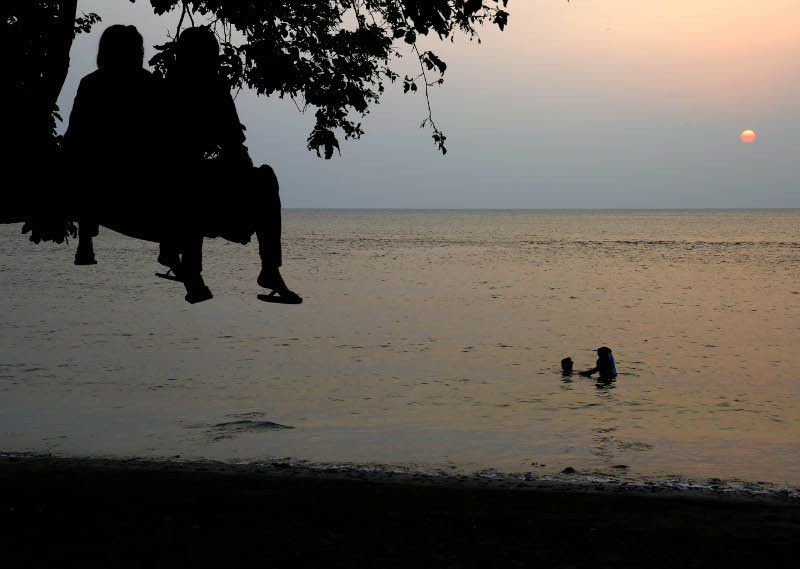  Sunset Romantis di Pantai Guci Kapal Batu Lampung 2