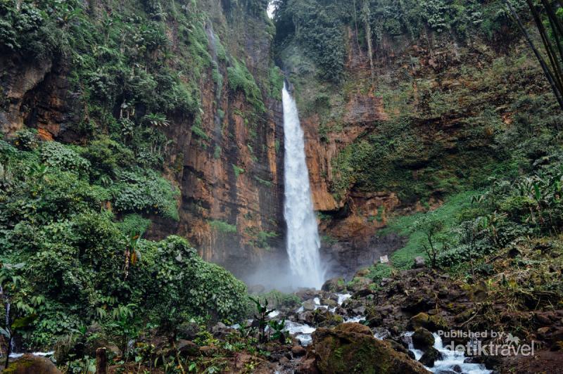 Menikmati Segarnya Air Terjun Kapas Biru  di Lumajang