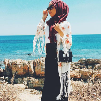 Foto Tampil Stylish Saat ke Pantai  ala  Hijabers  Swedia 