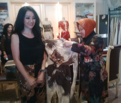 Risma Bangga Desainer Surabaya Berprestasi di Couture 