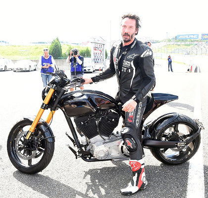 Ingin Naik Motor Bareng Keanu Reeves? Bayar Dulu Rp 2 Miliar