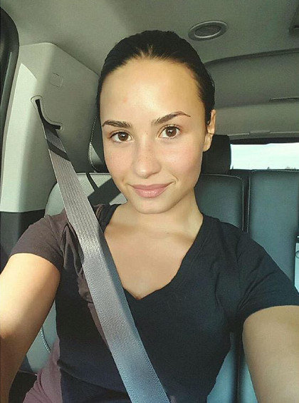 Demi Lovato Ajak Wanita Selfie Tanpa Makeup Setiap Hari Senin