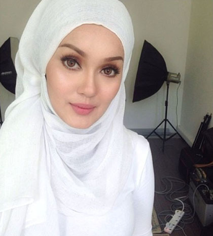 Foto Cantik dan Stylish Gaya Hijab Aktris Malaysia 