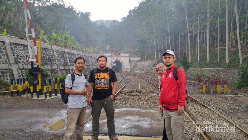 Liburan dari Jakarta ke Gunung Padang Seharian, Bisa! Liburan dari Jakarta ke Gunung Padang Seharian, Bisa!