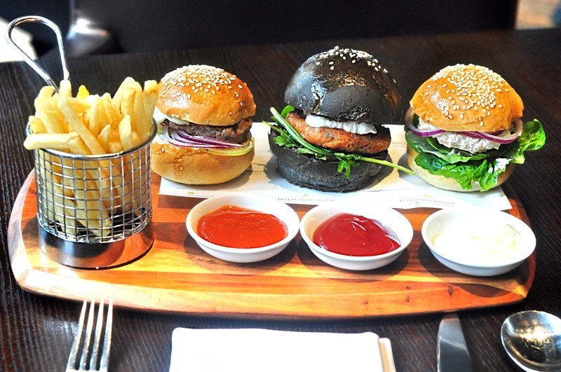 Ada Black Burger dan Boscaiola Pan Pizza di Bacchus Bar Ada Black Burger dan Boscaiola Pan Pizza di Bacchus Bar