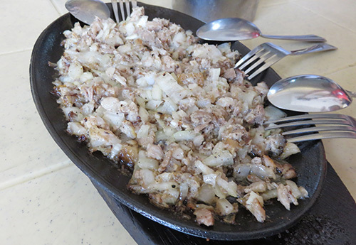 Kepala Babi dengan Bumbu Asam Segar Kreasi Ratu Sisig dari Pampanga Kepala Babi dengan Bumbu Asam Segar Kreasi Ratu Sisig dari Pampanga