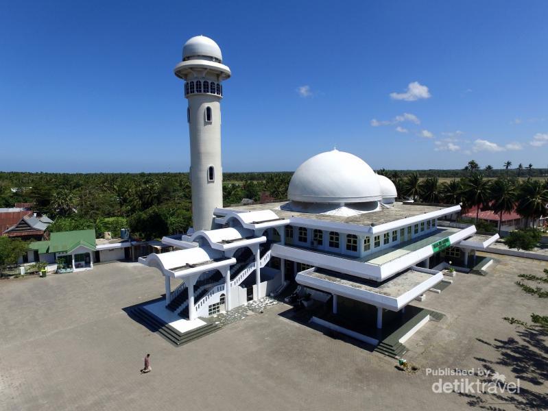 Pemandangan Memukau Aneka Masjid di Sulsel dari Udara - 9