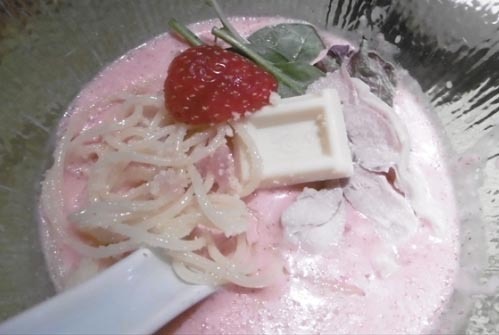 Nyam! Ada Ramen dengan Saus Strawberry dan Topping Cokelat 