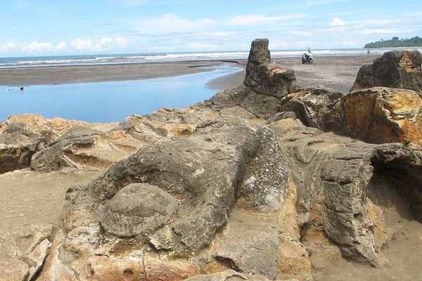 Pantai Air Manis & Kisah Anak Durhaka Si Malin Kundang