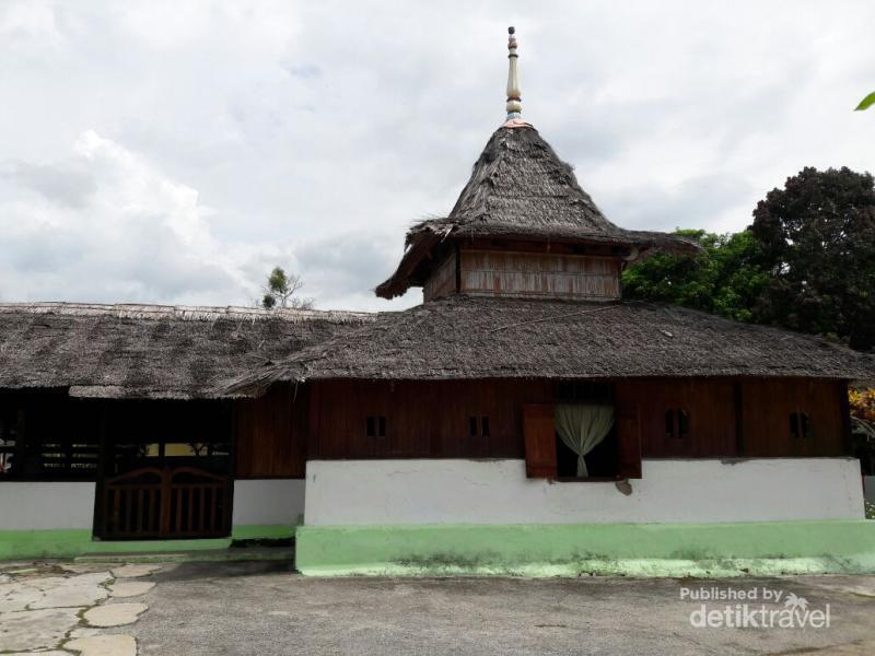 Masjid 600 Tahun Tanpa Paku di Ambon - 2