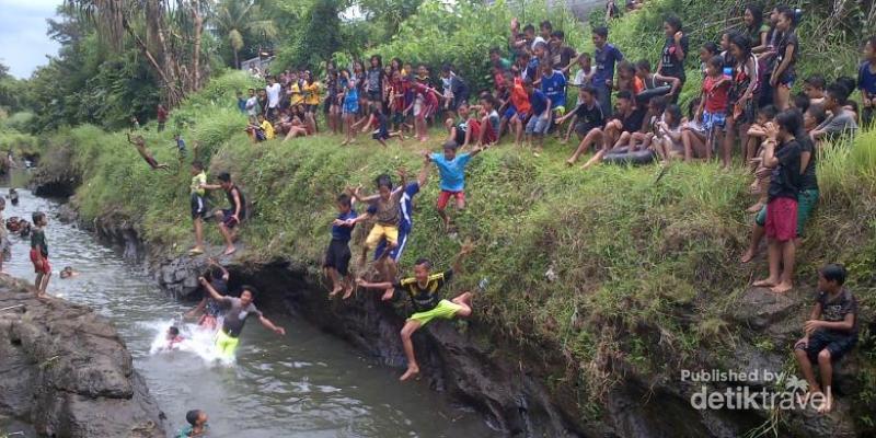 Rebo Bontong, Tradisi Mandi Bareng Suku Sasak di Lombok - 3