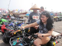 Mencoba ATV di Pantai Depok Mencoba ATV di Pantai Depok