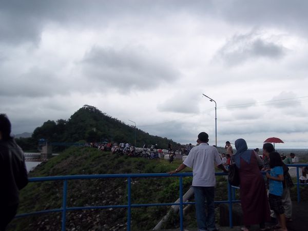 Asyiknya Jalan Jalan Sore  ke Waduk Sempor