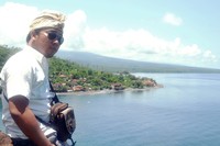Bergaya di hadapan Pantai Amed Bergaya di hadapan Pantai Amed