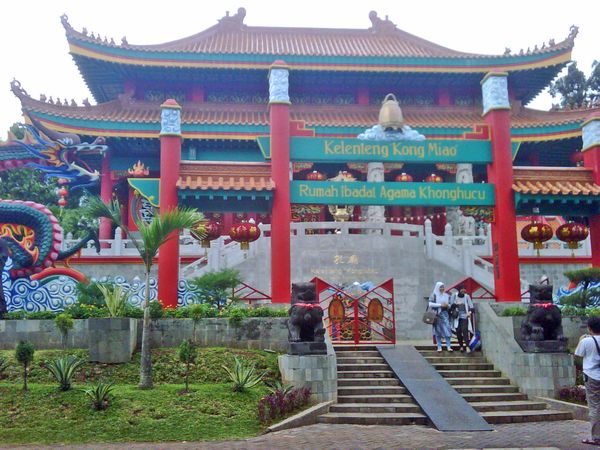 Serba Merah di Klenteng Kong Miao, TMII