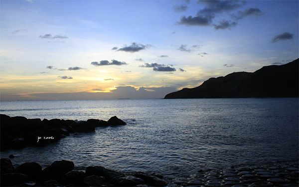 Terpikat iPemandangan Pantai Mengantii dari Atas Bukit 3