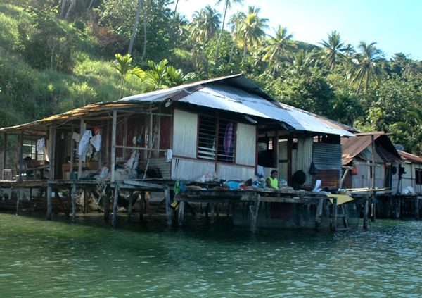 Rumah-rumah Harmonis di Tengah Danau Sentani - 5