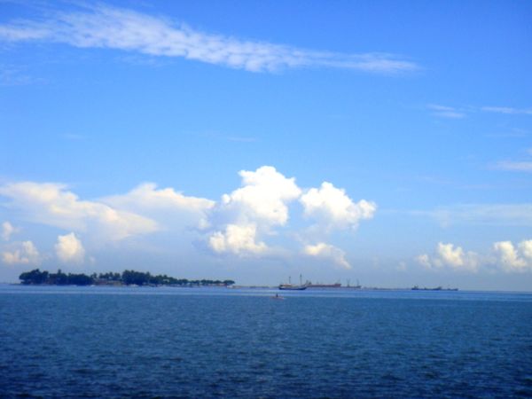 Tergoda Birunya Pantai Losari 4