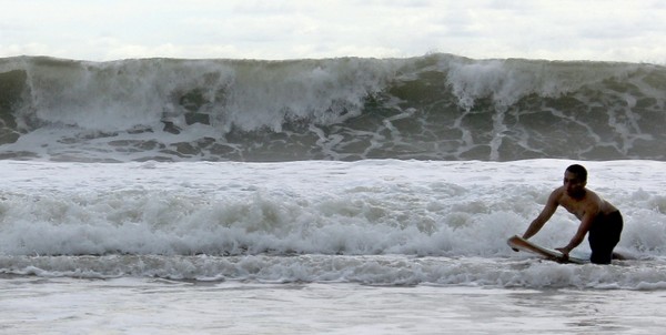 Hasil gambar untuk Pantai Ngantep selancar