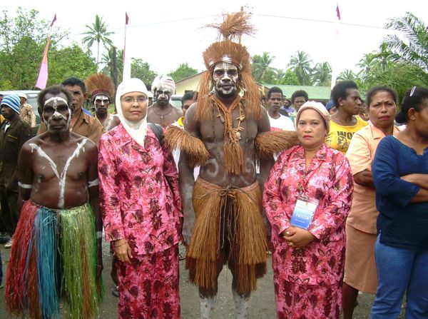 Ibu saya (kiri) berfoto bersama seusai acara Ibu saya (kiri) berfoto bersama seusai acara