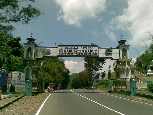 Wisata Alam dan Sejarah di Garut Candi Cangkuang Tempatnya