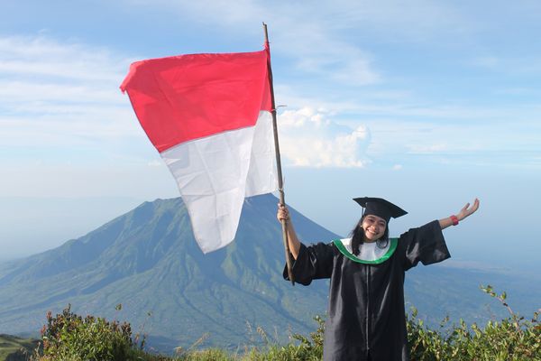 Serunya 'Wisuda' di Puncak Gunung Merbabu - 7