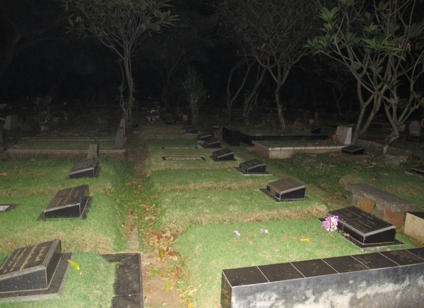 Seramnya Kuburan Jeruk Purut di Malam Hari - 8
