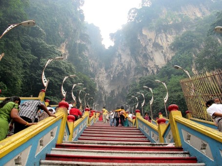 Patung Dewa Rakasa & 272 Anak Tangga di Batu Cave, Malaysia