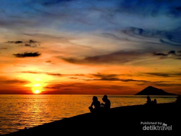 Langit Senja yang Fantastis di Pesisir Manado