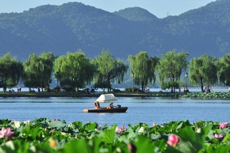 West Lake di China dan Legenda Siluman Ular Putih