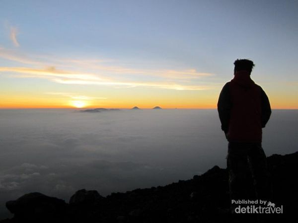 Di puncak Gunung Slamet