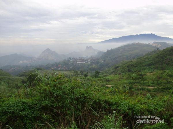 Bukit Karst di  Citatah Keren Banget 