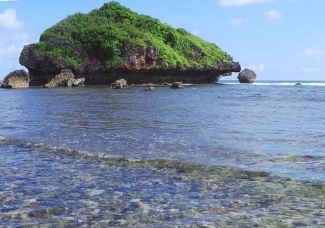 Beningnya Air Pantai Ngandong Tak Kalah dengan Raja Ampat