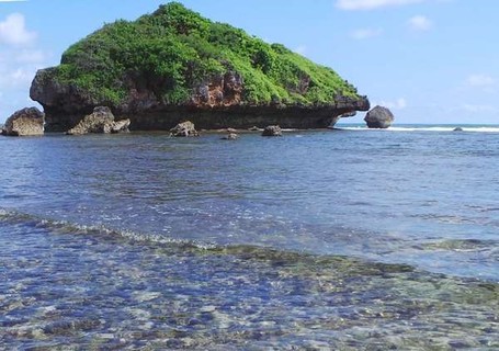  Beningnya Air Pantai Ngandong Tak Kalah dengan Raja Ampat