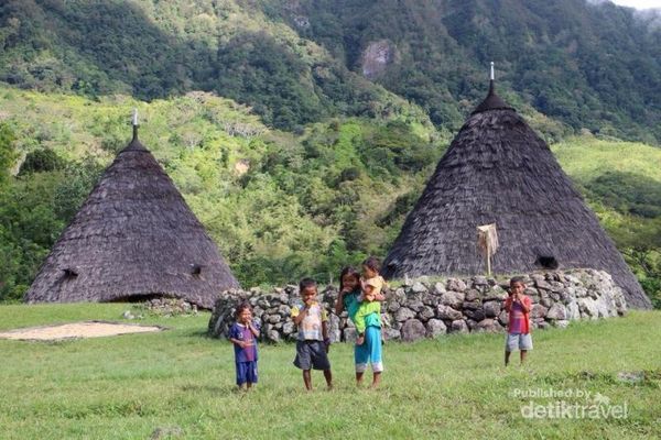 Anak-anak kecil di Wae Rebo bermain di halaman. Mereka yang tinggal di 