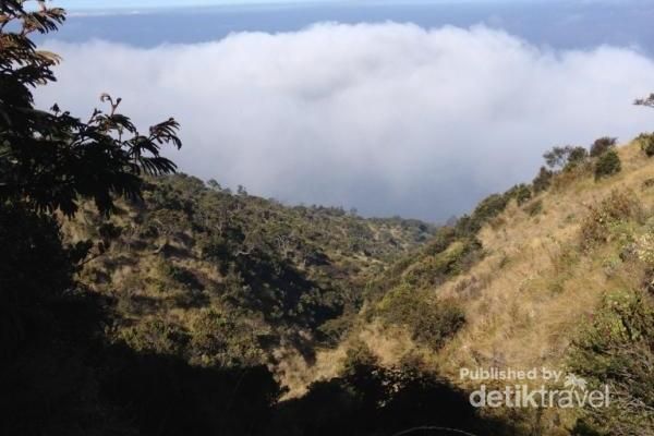 Menelusuri Sisi Mistis Gunung Lawu