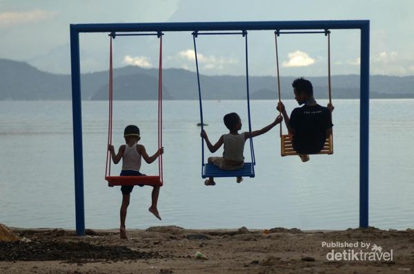 iPantaii iSarii iRinggungi iPantaii Cantik Nan Tenang di Teluk 