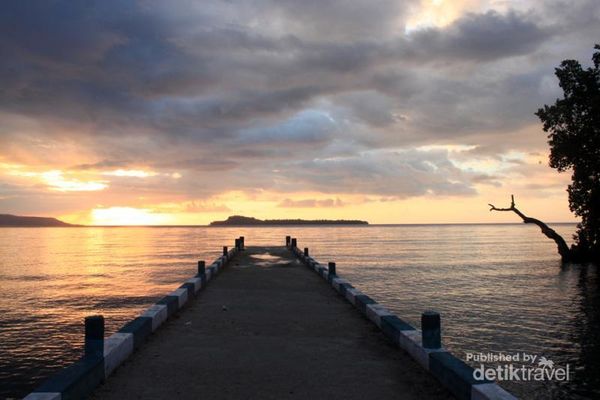 Di Alor Matahari  Terbenam  di Antara 3 Pulau