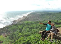 Uji nyali di bibir tebing Uji nyali di bibir tebing